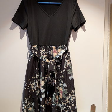 Vestito nero con gonna floreale
