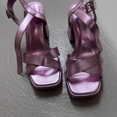 Sandales à talon haut violet