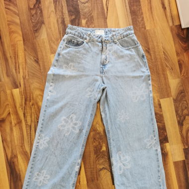 Gemusterte Frühlingsjeans mit Blumen