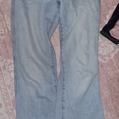 Blaue flaired jeans