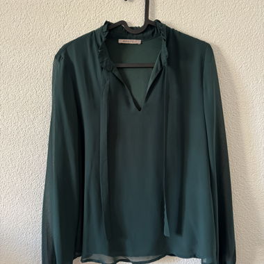 Blusa verde con collo annodato