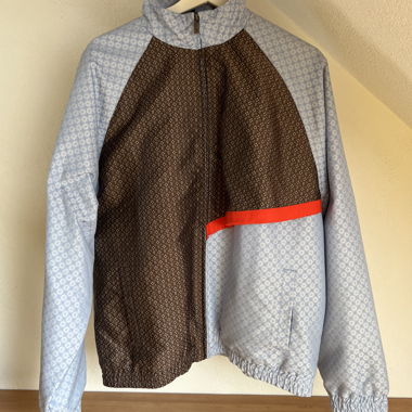 Gemusterte Trainingsjacke mit Reissverschluss