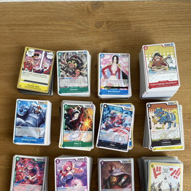 Ca. 630 Carte Collezionabili del Gioco One Piece