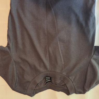 Top crop T-shirt a coste scura