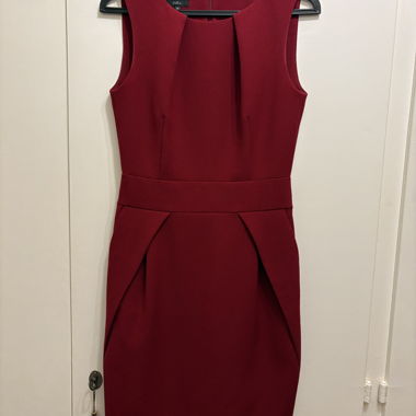 Robe rouge sans manches