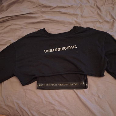 Schwarzer Bauchfreier Pulli
