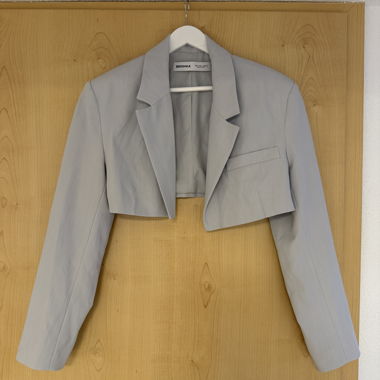 Blazer corto grigio chiaro Bershka