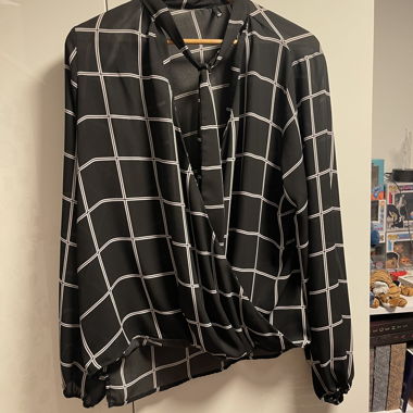 Blusa nera a griglia