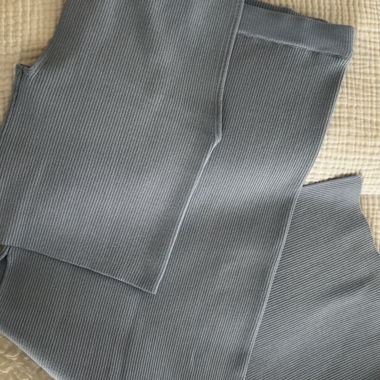 Ensemble bleu côtelé avec jupe