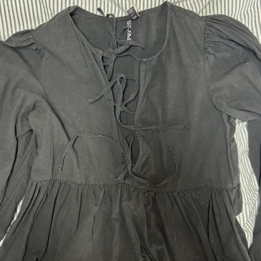 Blusa nera con nastro da annodare