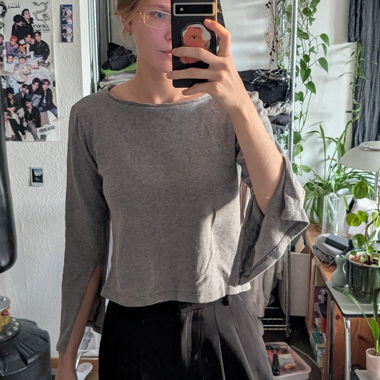 Graues Langarmshirt mit geschlitzten Ärmeln