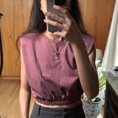 Structured crop top with shoulder pads