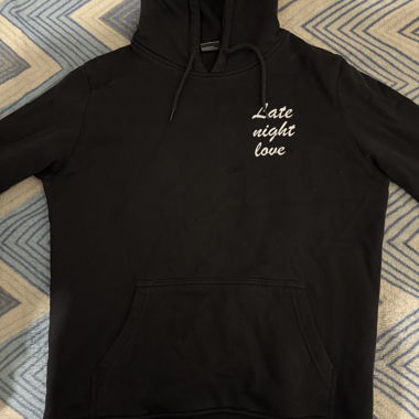 Schwarzer Kapuzenpullover mit Print
