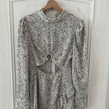 Weiss - schwarzes Kleid mit Cut-Out