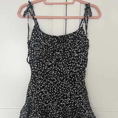 Blümchen-Romper in Schwarz-Weiss mit Bindeträgern 