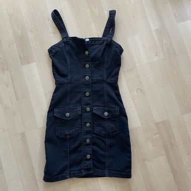 Vestito salopette in denim nero con bottoni sul davanti