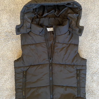 H&M schwarze ärmellose Weste in Größe S/M