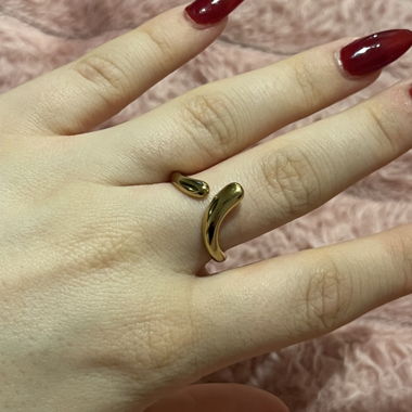 Minimalistic adjustable ring