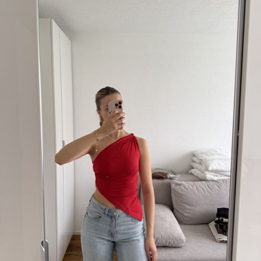 Rotes One-Shoulder Top