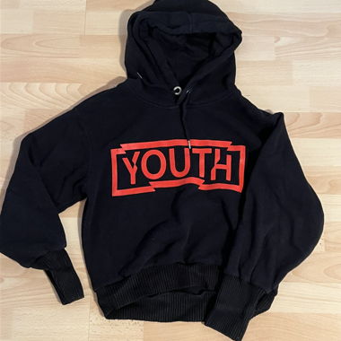 Felpa con cappuccio nera con scritta rossa «YOUTH»