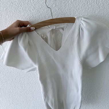 Top bianco a coste con maniche