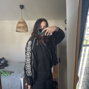 Top noire brodee