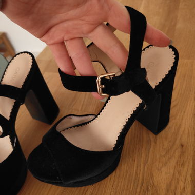 Elegant pumps, velvet texture