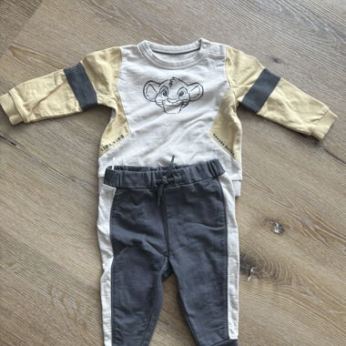 Baby clothing size 68