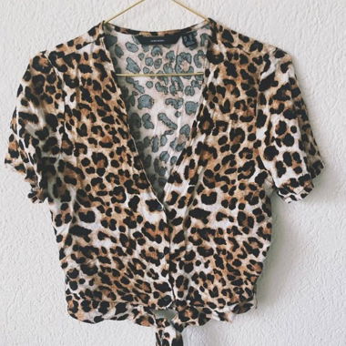 Bluse zum Knöpfen mit Leoprint