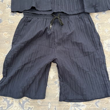 Ensemble homme sombre à chemise à manches courtes