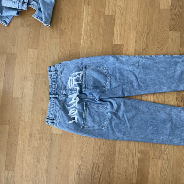 baggy Jeans mit backprint 