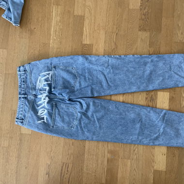 baggy Jeans mit backprint 