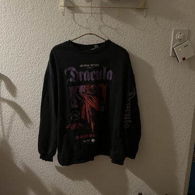 Dunkelgrauer Dracula-Pullover