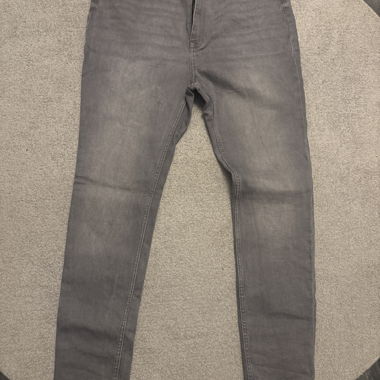 Graue Jeans