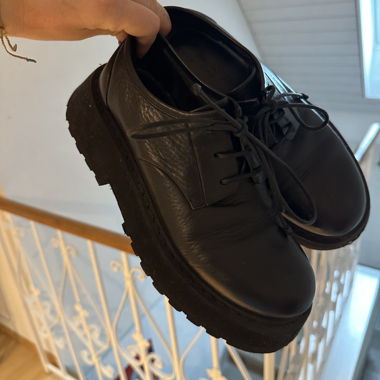 Scarpe in pelle nere con plateau