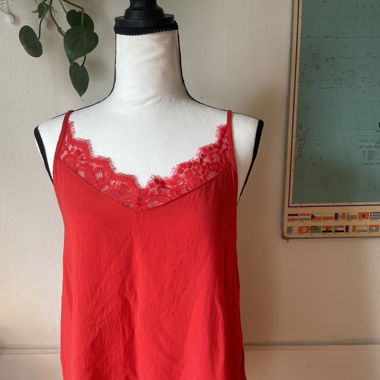 Rotes Spitzen-Top