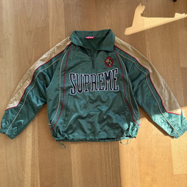 Pullover Supreme in raso con piping verde