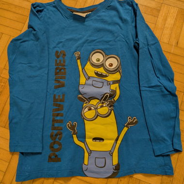 3 T-shirt e una maglia a maniche lunghe