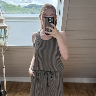Luftiges Streifenkleid mit Tunnelzug und Taschen