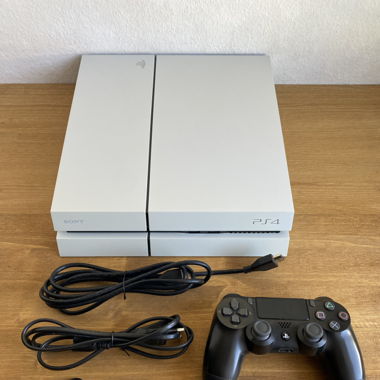 Sony Playstation 4 weiss mit einem Controller
