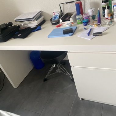 Weisser Schreibtisch 
