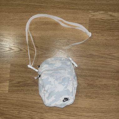Sac bandoulière Nike blanc camo