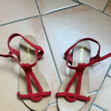Sandales plates rouges taille 37