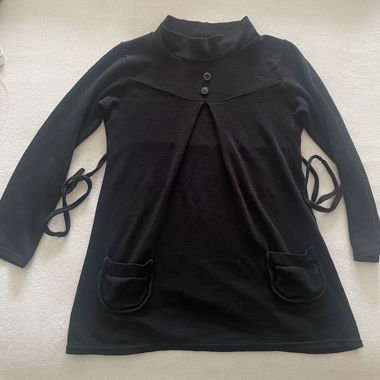 Black top with pockets