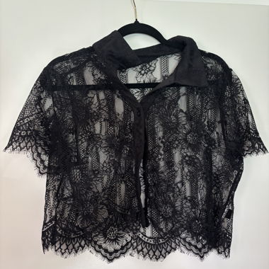 Blouse noire en dentelle