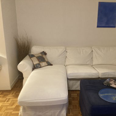Divano tre posti bianco con chaise long