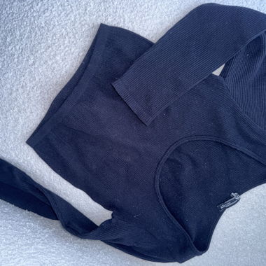 Top nero a costine con maniche lunghe
