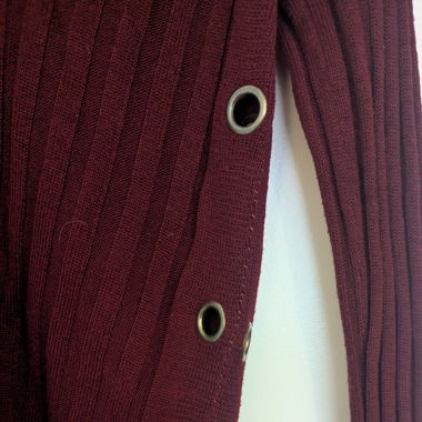 Pull bordeaux œillets 