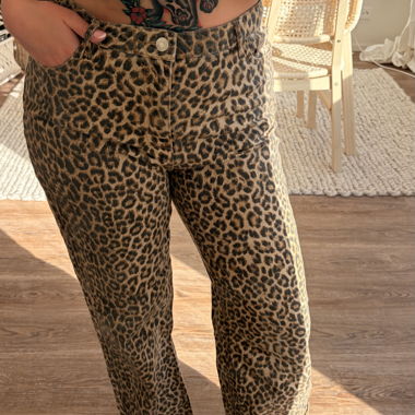 Jeans con stampa leopardata