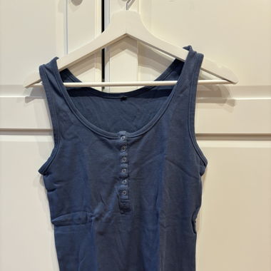 blue tank top